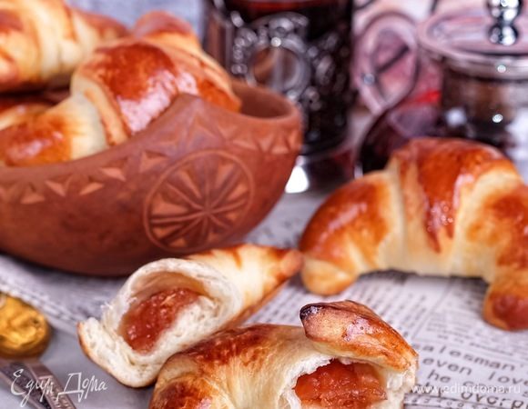 Этот мармелад — просто идеальная начинка для разных пирогов и булочек. Вот такие рогалики из сдобного дрожжевого теста я приготовила на следующий день после приготовления мармелада. Ничего не вытекает, начинка ароматная и очень вкусная.