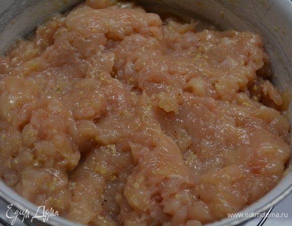 Куриное филе перекрутить через мясорубку. Добавить яйцо, соль, перец, сухари панировачные и гранулированный чеснок. Все хорошо вымесить. Лук и перец нарезать мелко кубиками, морковь натереть на крупной терке. Обжарить на сковороде с растительным маслом в течение 15 минут. Остудить.