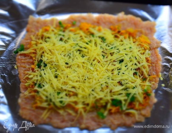 Сверху посыпать сыром, натертым на крупной терке.