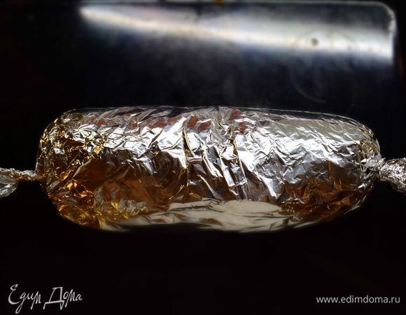 Аккуратно свернуть фарш в рулет. Завернуть в фольгу (лучше в 2 слоя), затянуть края, как у конфеты, чтобы сок не вытекал. Запекать при температуре 180°C в течение часа.