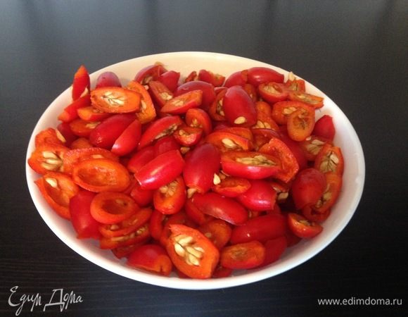 Далее отрезать у ягод хвостик и плодоножку, при желании разрезать шиповник пополам. Важно! Если вы хотите сохранить полезные вещества шиповника, то рекомендую косточки оставить, но знайте: при взаимодействии с сахаром они станут каменными. Чистить шиповник, конечно, долго, но тогда вы сможете съесть ягоды в варенье. Я решила максимально сохранить полезные свойства шиповника и оставила косточки. Если вы хотите варенье без косточек, то удалите их маленькой ложкой. Семена имеют ворсинки, в связи с этим не дотрагивайтесь до открытых участков тела — возможно, будут чесаться. После подготовки очищеный шиповник снова промыть от ворсинок. 