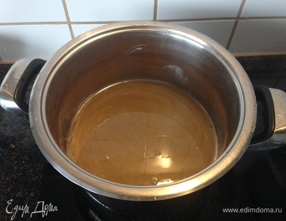 Варить варенье будем в 3 приема по 5 минут, постоянно помешивая. Сначала сварить сироп. Налить воды в кастрюлю, добавить сахар и на медленном огне варить сироп до растворения сахара.