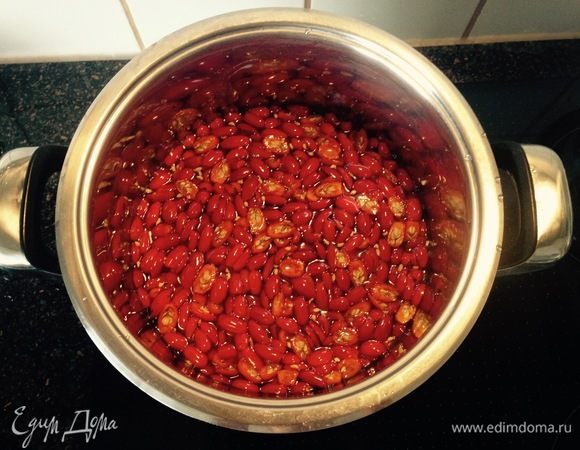 Затем в сироп добавляем шиповник и, активно помешивая, доводим до кипения. Варить еще 5 минут. Снять с огня, накрыть крышкой и оставить настаиваться при комнатной температуре. Через 8 часов повторить процедуру приготовления. Потом опять повторить. Всего мы делаем 3 варки по 5 минут. Процедура займет примерно 2 дня.