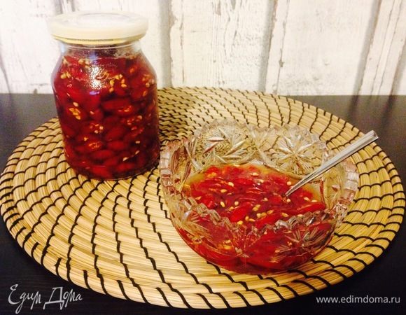 Когда наше варенье готово, раскладываем его в стерилизованные банки и закрываем крышками. Хранить в холодильнике.