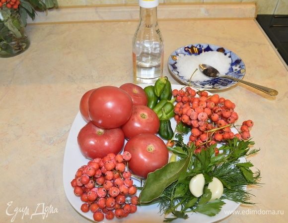 После подготовить продукты. Перцы домашние, поэтому маленькие. Количество чеснока определяйте по вкусу.