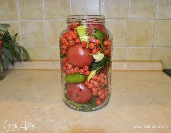Помидоры, перцы, рябину выложить в банку по своему вкусу. Гвоздику, перцы черные и душистые тоже добавить в банку.