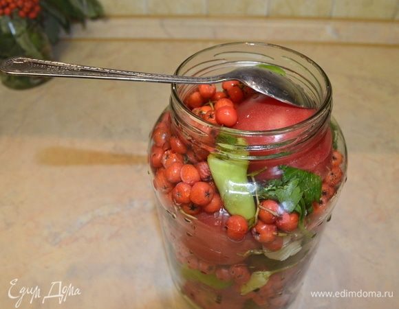 На банку положить ложку, как на фото. Залить все кипятком, воду направить на ложку, чтобы банка не лопнула.