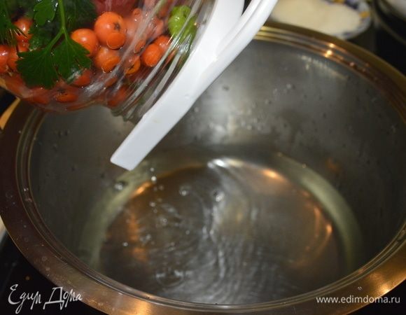 После слить воду в кастрюлю, и поставить ее на огонь.