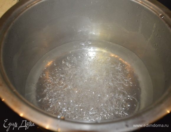 Когда вода закипит, добавить соль, сахар. Маринад кипятить 2 минуты.