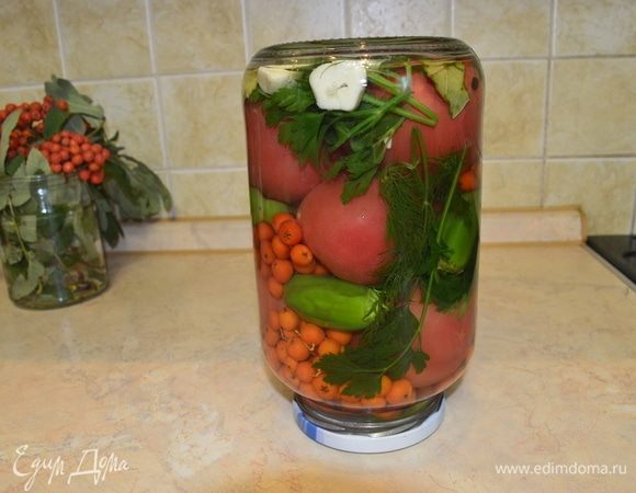 В банку добавить кислоту уксусную пищевую 70%, маринад и закатать. Банку перевернуть и положить в теплое место остывать.