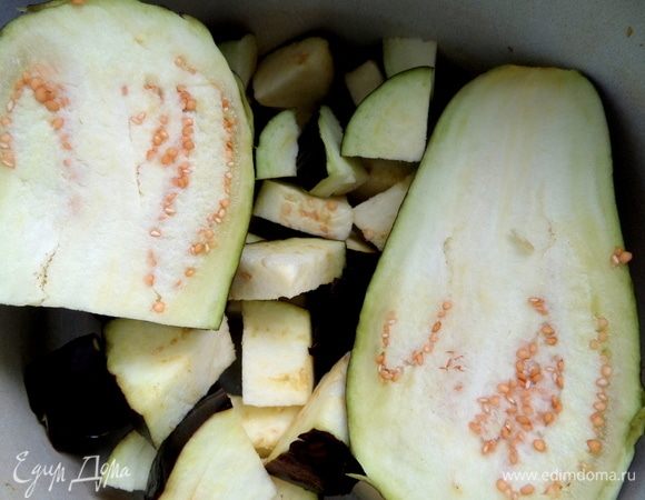 Примерно 2 кг баклажанов промыть, отрезать кончики.