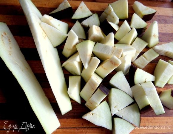 Нарезать крупными кубиками.