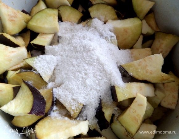 Высыпать в большую кастрюлю, добавить 100 г соли.