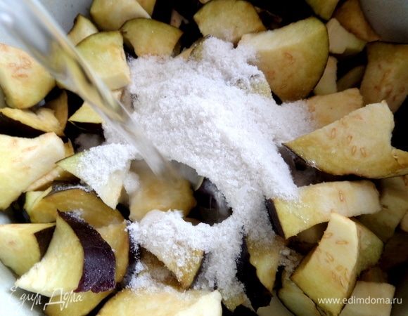 Залить водой и поставить на огонь.