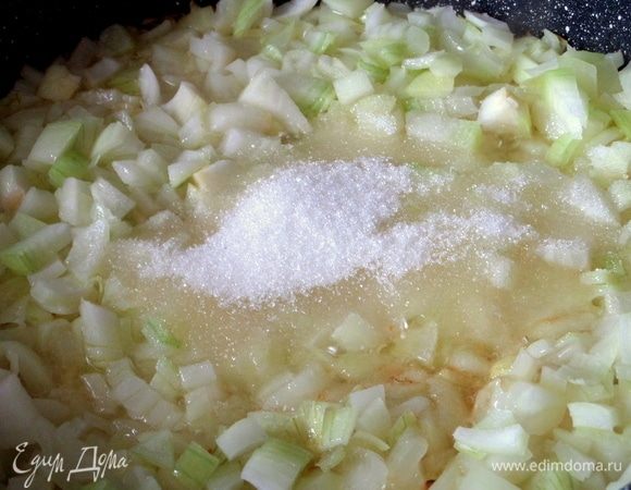 Засыпать 2 ложки сахара.