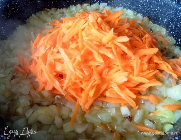 Морковь крупно натереть, добавить к луку и потушить все вместе.