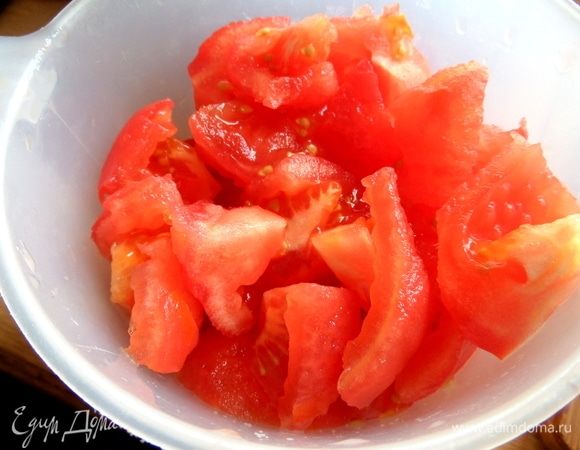 Томаты очистить от кожицы. Взбить помидоры блендером или воспользоваться готовым томатным соком.