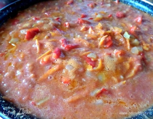 Влить томатное пюре в сковороду.