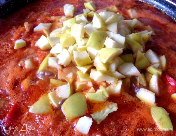 Перемешать, довести до кипения, варить 10–15 минут и добавить яблоки (лучше кислые).