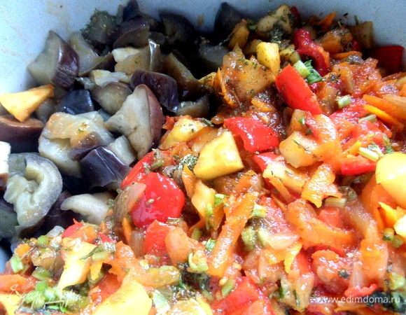 Готовые баклажаны откинуть на сито, перенести в большую кастрюлю вместе с овощами со сковороды.