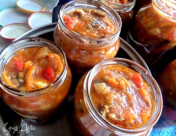 Не охлаждая салат, разложить его по стерилизованным сухим банкам.