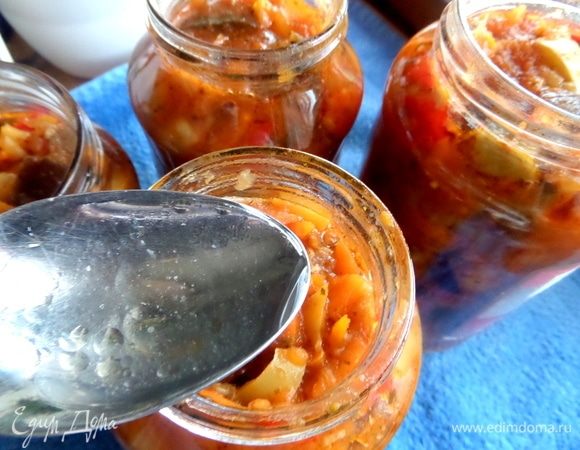 Влить в каждую банку уксус: на литровую банку — 1 ст. л., на полулитровую — 1 ч. л.