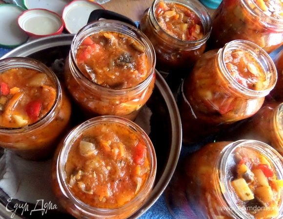 Поместить банки в кастрюлю с тканью на дне, полностью залить водой.