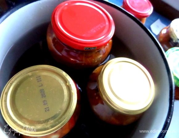 Крышки прокипятить и прикрыть пока баночки.