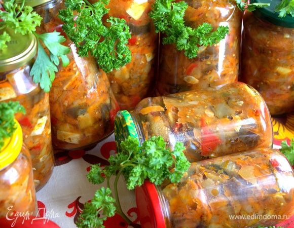 Крышки прокипятить и прикрыть ими банки. Затем стерилизуем банки полчаса (литровые — 40 минут), плотно закрываем крышками.