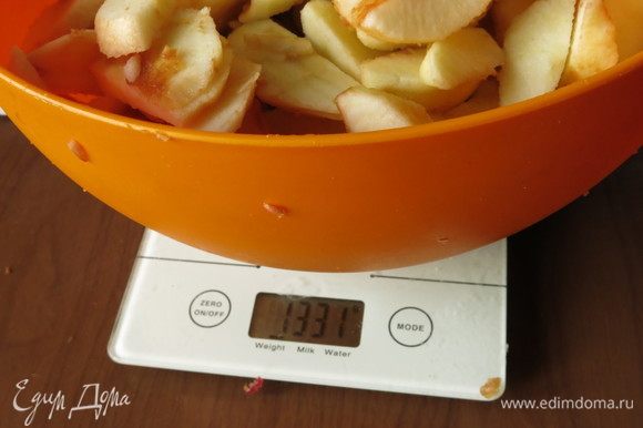 Подготовим яблоки: срезаем шкурку, нарезаем (пропорции ингредиентов указаны на 1 кг яблок).