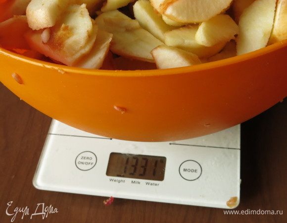 Подготовим яблоки: срезаем шкурку, нарезаем (пропорции ингредиентов указаны на 1 кг яблок).
