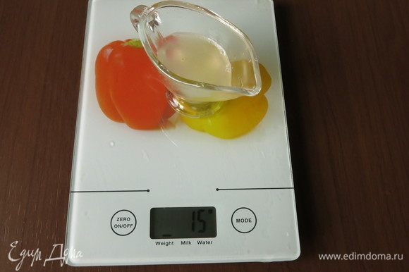 Отмеряем дважды по 15 г лимонного сока, нарезаем имбирь. Засыпаем яблоки сахаром, кладем имбирь и наливаем одну часть лимонного сока.