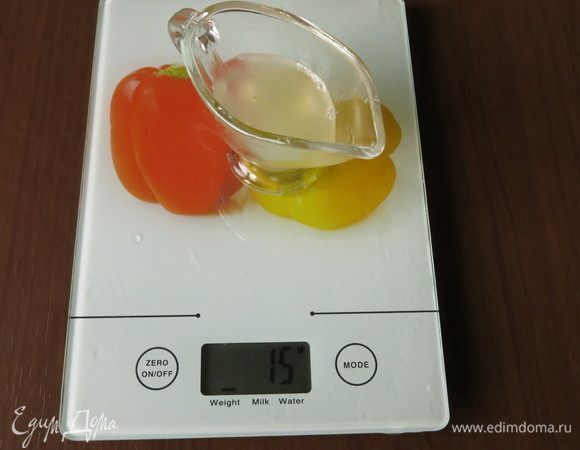 Отмеряем дважды по 15 г лимонного сока, нарезаем имбирь. Засыпаем яблоки сахаром, кладем имбирь и наливаем одну часть лимонного сока.