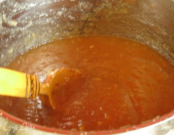 Наливаем оставшийся сок лимона. Варим еще час, чуть измельчаем, оставляя кусочки яблок и довариваем, помешивая.