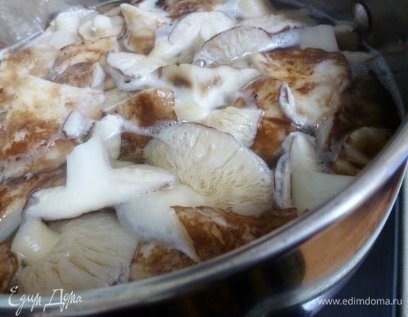 Отвариваем грибы в подсоленной воде минут 10. Бульон пока не выливаем. Грибы не темнеют, мякоть плотная, «мясистая».
