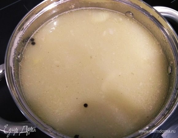 Готовый бульон освобождаем от овощей и мяса. Добавляем туда наш лук из кастрюли и соль. Доводим до кипения, сбрасываем огонь на минимум и варим примерно 20 минут. За 5 минут до окончания варки добавляем в суп плавленый сыр, сливки, тимьян, соус чили. Перед подачей перемешиваем суп погружным блендером до однородного состояния.