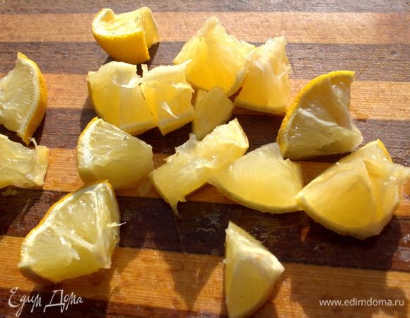 Лимон промыть, обсушить, избавить от семечек.