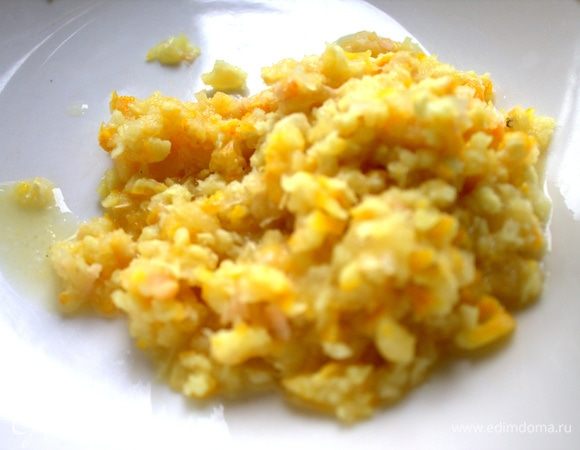 Прокрутить кусочки лимона с кожицей через мясорубку.