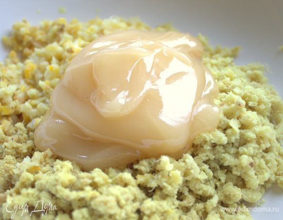 Добавить мед (количество произвольное). Мед можно заменить сахаром по вкусу.