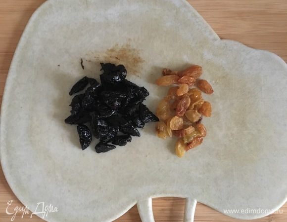 Чернослив нарезать небольшими кусочками.