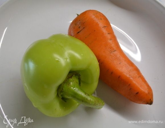 Небольшую морковь и перец помыть, обсушить бумажным полотенцем. Смазать оливковым маслом и запечь в духовке течение 30–40 минут.