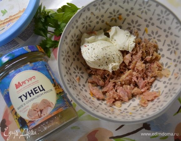 Слить масло с консервированного тунца (у меня тунец в оливковом масле ТМ «Магуро»), рыбу размять вилкой. Добавить творожный сыр, соль, свежемолотый перец и лимонный сок. Все тщательно перемешать.