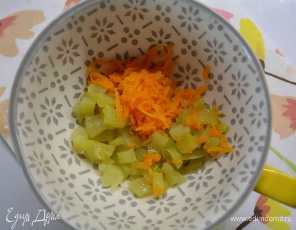 Запеченые овощи очистить от кожицы, морковь натереть на мелкой терке, перец нарезать небольшими кубиками.