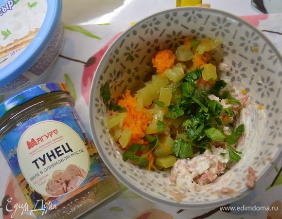 К рыбе добавить морковь с перцем, рубленную зелень и все хорошо перемешать.