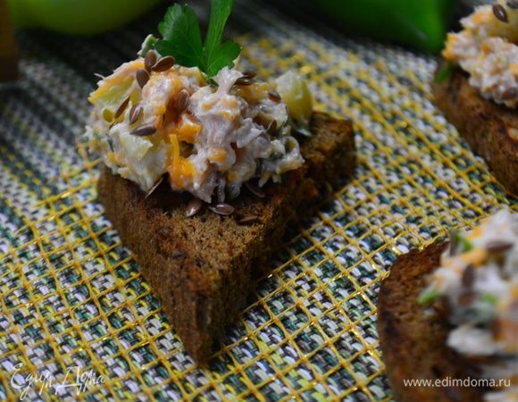 Подаем гренки с паштетом из тунца. Сверху я еще посыпала семенами льна. Приятного аппетита!