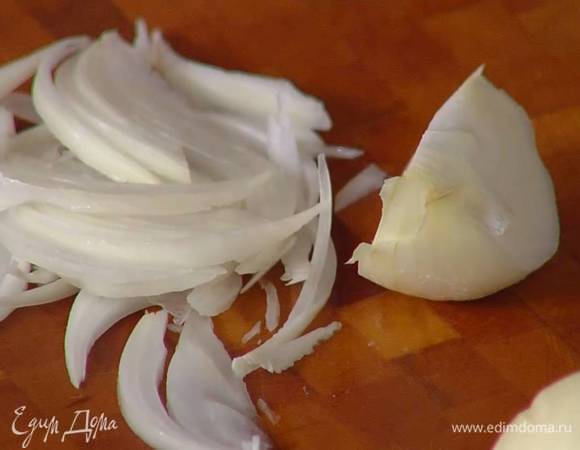 Лук почистить и нарезать тонкой соломкой.