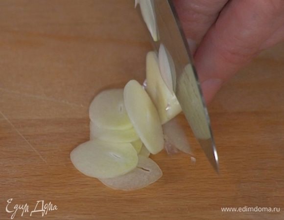 Чеснок почистить, нарезать пластинками и добавить в сковороду.<br />
 