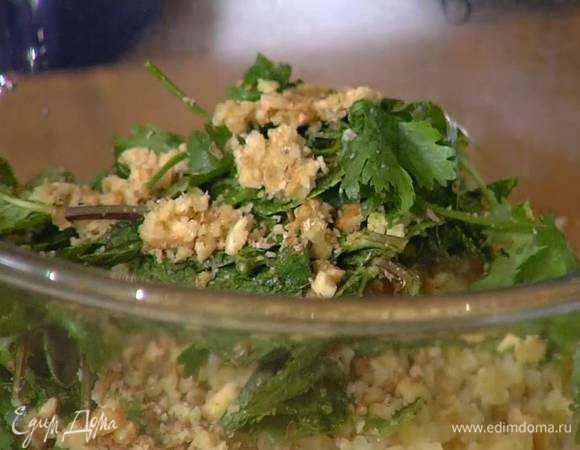 Грецкие орехи измельчить в ступке, затем добавить листья мяты и кинзы и слегка размять их пестиком.