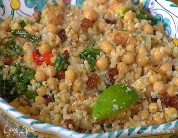 Готовый нут и булгур выложить в салатницу, полить оставшимся оливковым маслом, добавить орехи с зеленью, апельсиновый сок и обжаренный лук с инжиром, все перемешать.