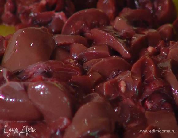 Почки промыть, освободить от пленок, залить молоком и оставить на 6 часов, затем вынуть из молока, просушить бумажным полотенцем и нарезать тонкими ломтиками.